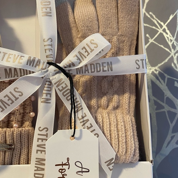 BNIB Steve Madden Hat and Gloves Gift Set main image 6